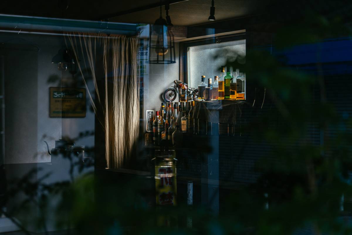 How to Create the Perfect “In the Mood for Love Bar” Lighting Setup at Home