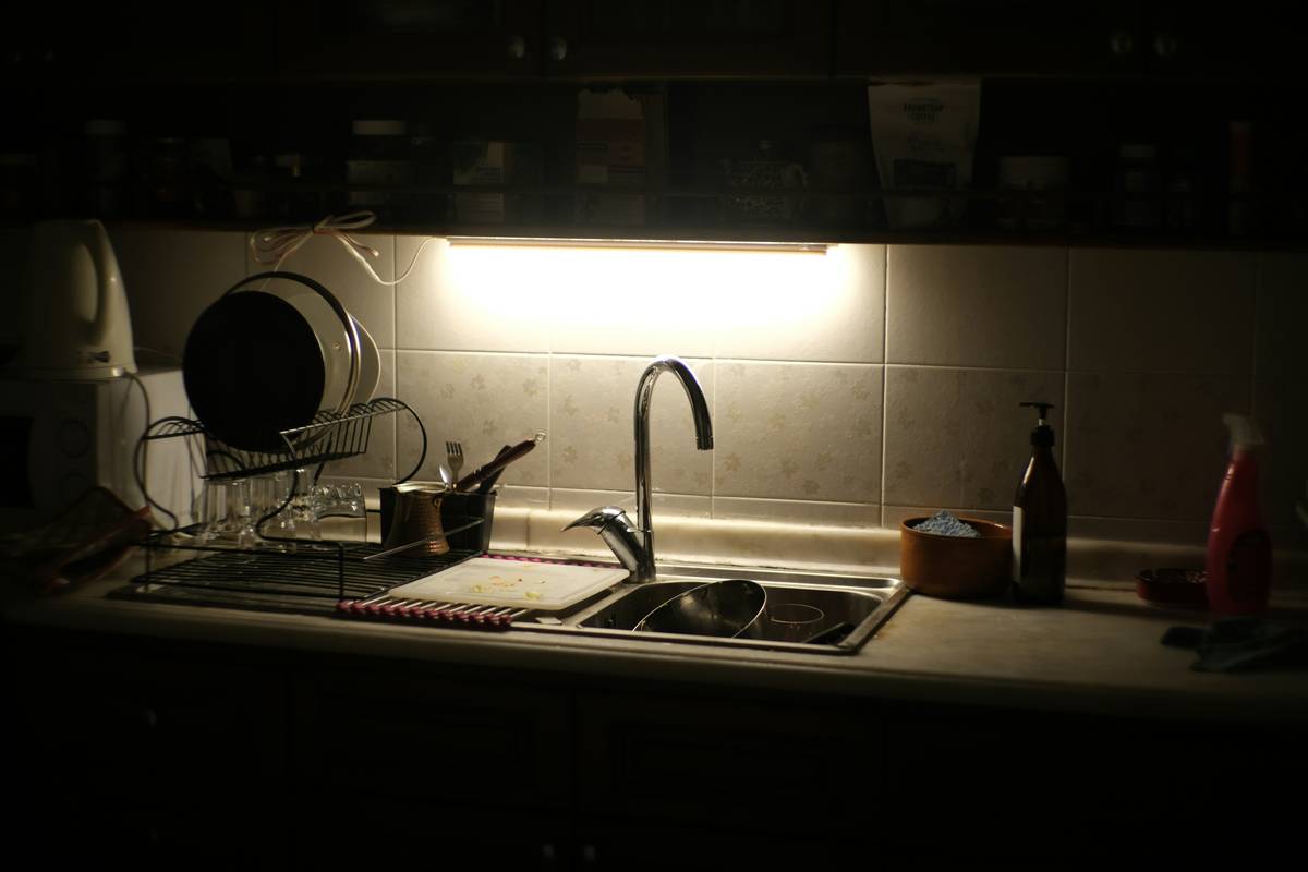 Why Your Home Bar Feels Flat (And How the Right LED Light Bar Fixture Fixes It Instantly)