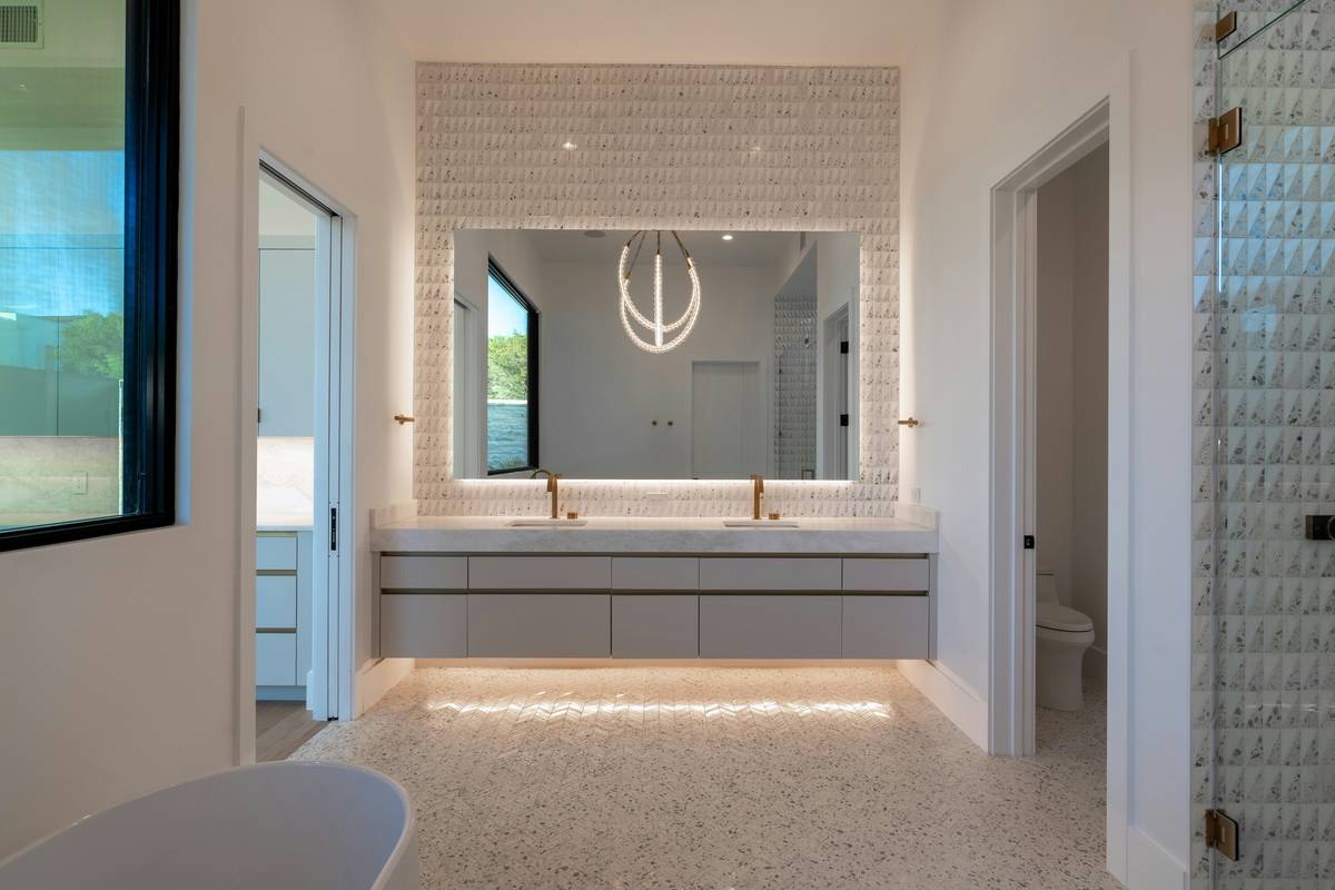 Bar Lighting for Bathrooms: The Overlooked Ambient Upgrade Most Homeowners Regret Skipping