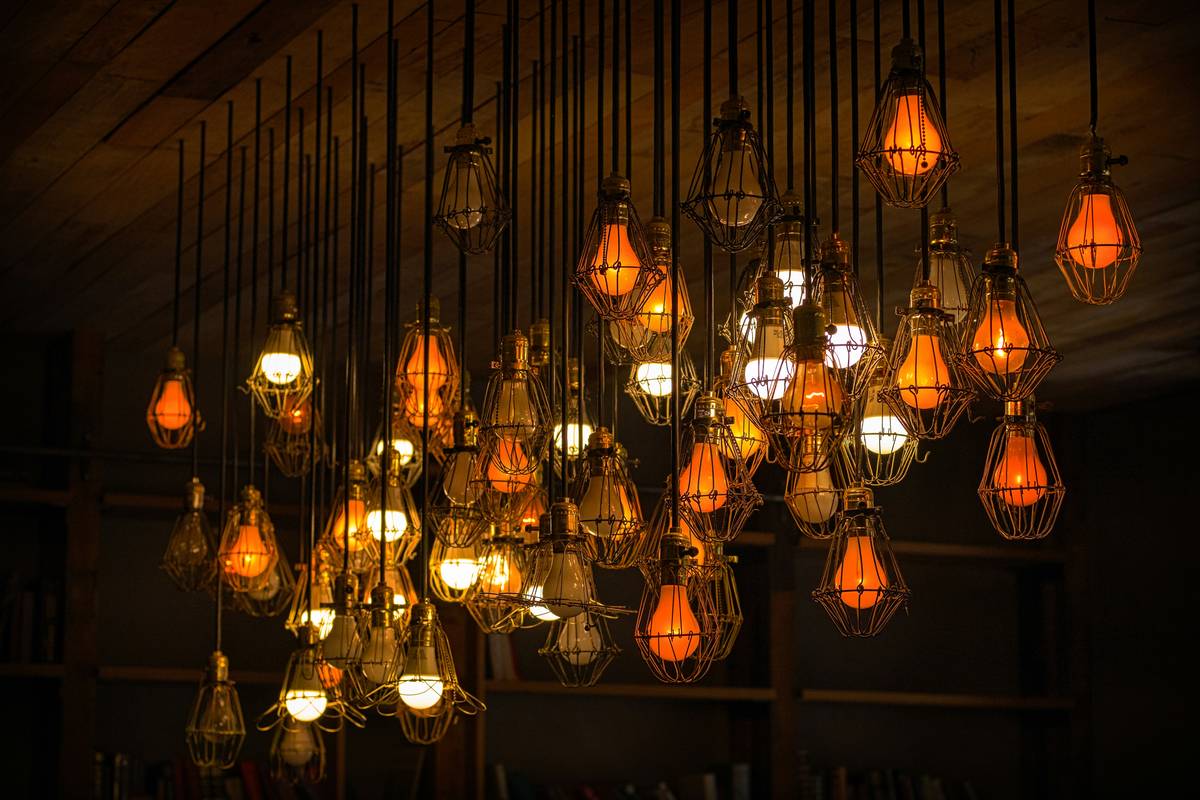 restaurant bar lighting ideas using warm LED strips and pendant lights for ambient mood