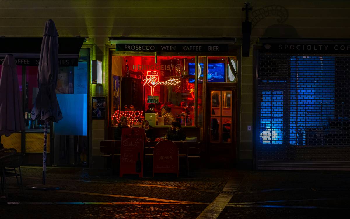 outdoor bar lighting ideas with layered ambient, task, and accent lighting